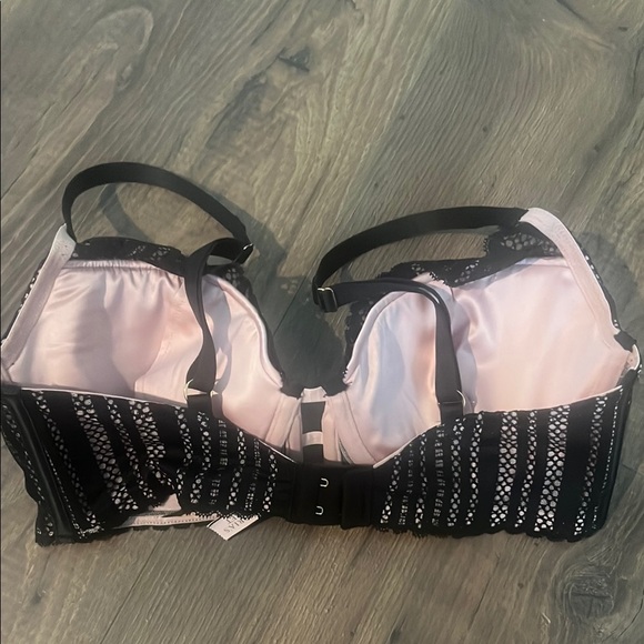 NWT Victorias secret Black and pink Bra 34D - Picture 3 of 5